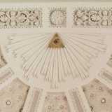 Infine nella chiesa di Sant�Agostino a Giovinazzo il triangolo � inserito al centro di una volta di color rosa che copre il catino absidale. Tra l�altro l�edificio fu completato nel 1846 dall�architetto Giuseppe Mastropasqua, che alcune fonti storiche affermano essere stato un massone